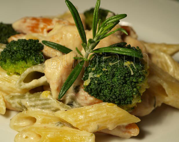 Penne cu pui gorgonzola si broccoli - pennele se amesteca cu sosul de pui si gorgonzola si cu broccoli